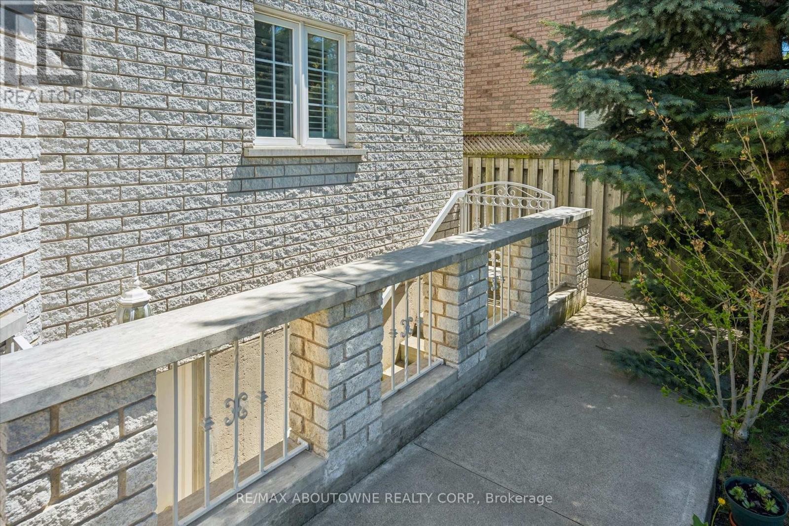 












6 FOURSEASONS DRIVE

,
Hamilton (Winona),




Ontario
L8E5Y5

