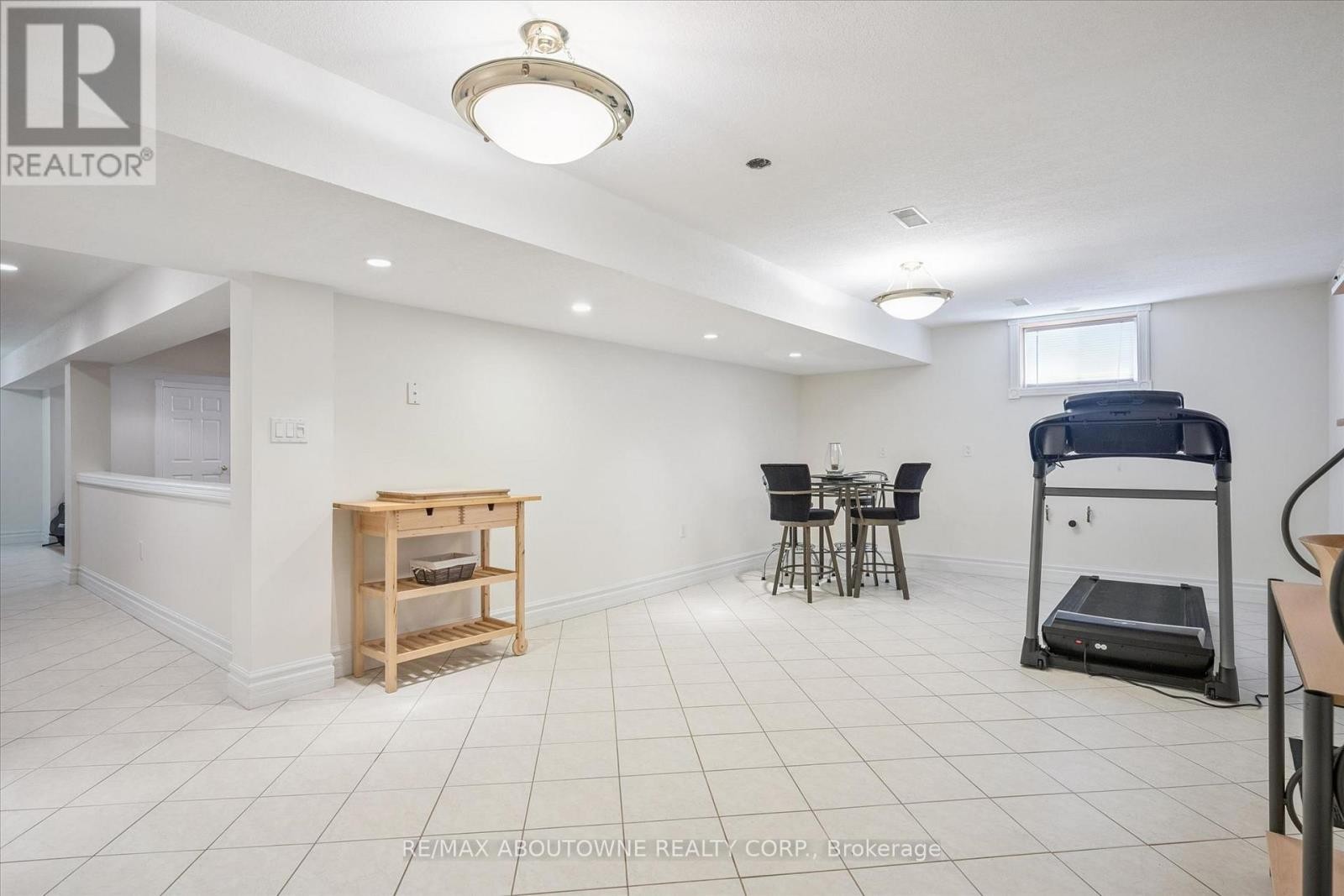 












6 FOURSEASONS DRIVE

,
Hamilton (Winona),




Ontario
L8E5Y5

