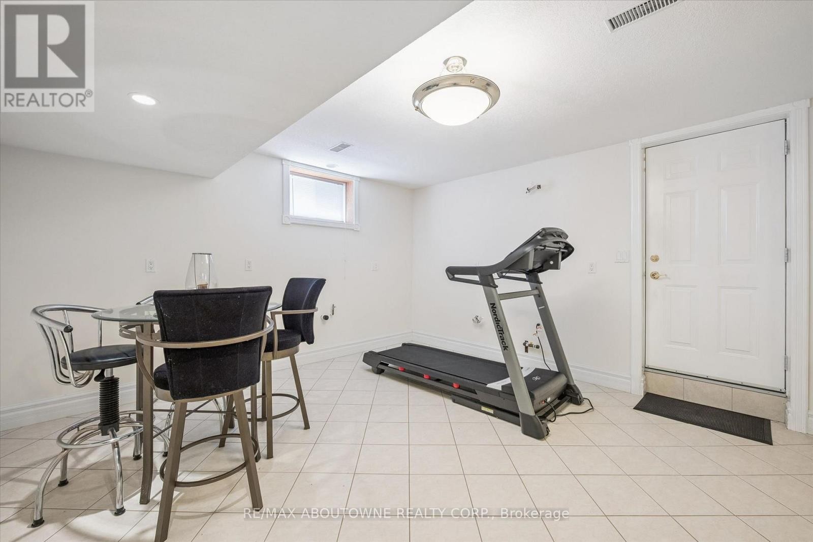 












6 FOURSEASONS DRIVE

,
Hamilton (Winona),




Ontario
L8E5Y5

