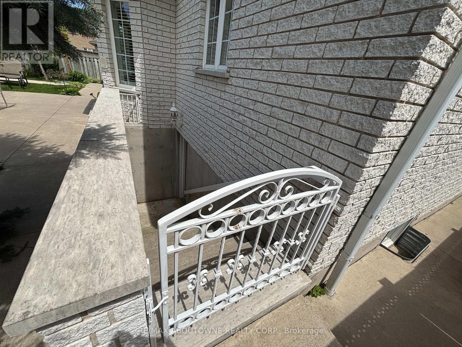 












6 FOURSEASONS DRIVE

,
Hamilton (Winona),




Ontario
L8E5Y5

