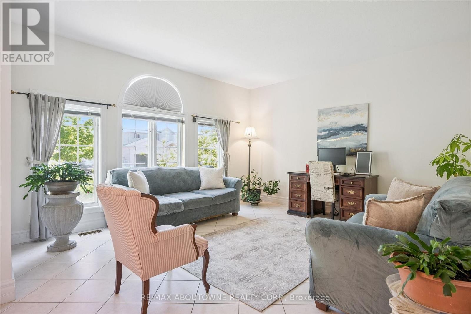 












6 FOURSEASONS DRIVE

,
Hamilton (Winona),




Ontario
L8E5Y5

