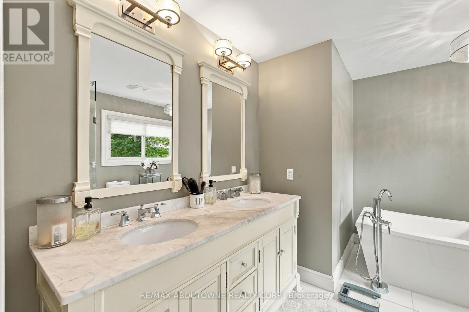 












617 SCENIC DRIVE

,
Hamilton (Westcliffe),




Ontario
L9C1H2

