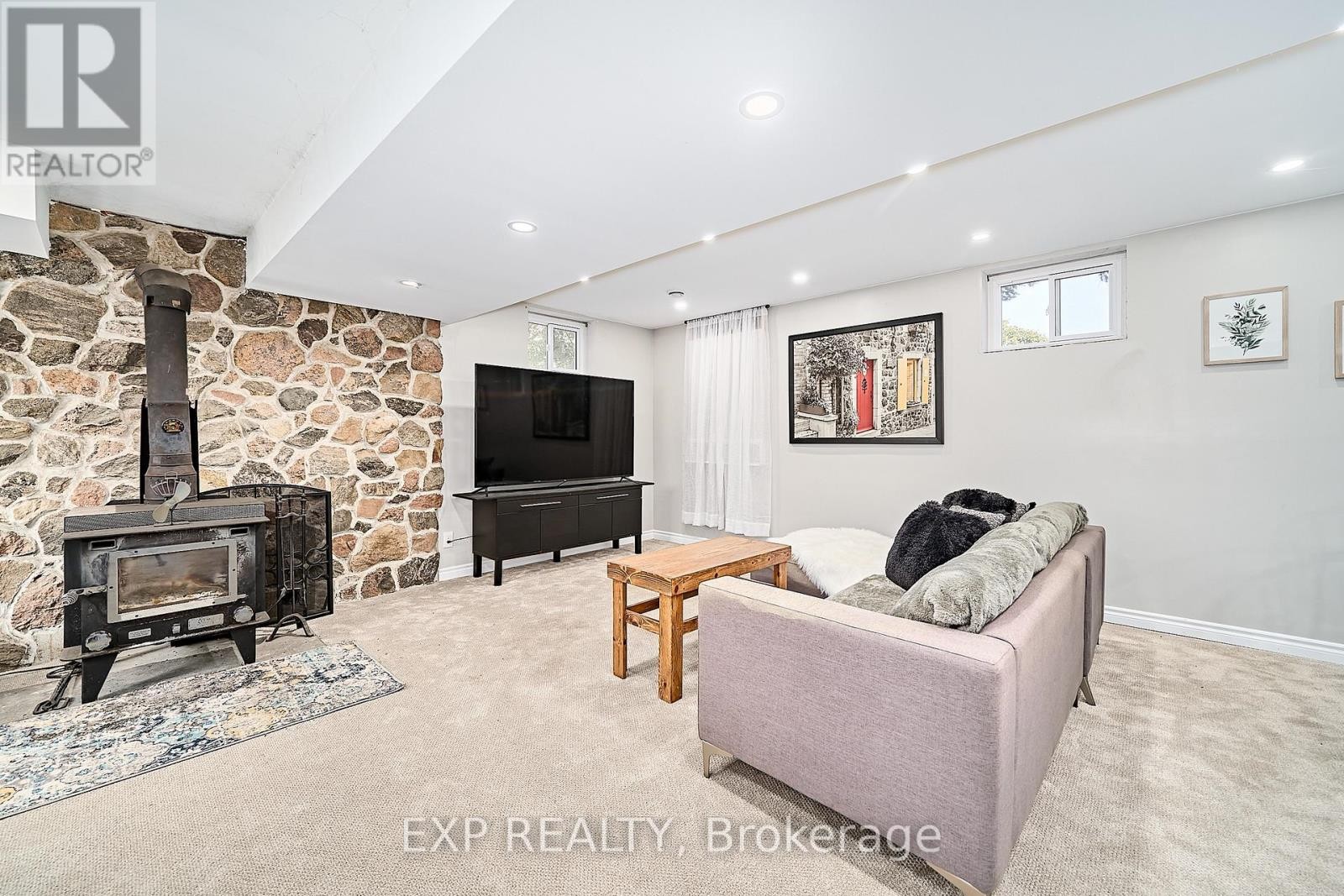 












9 HILDA AVENUE

,
Uxbridge,




Ontario
L9P1R2

