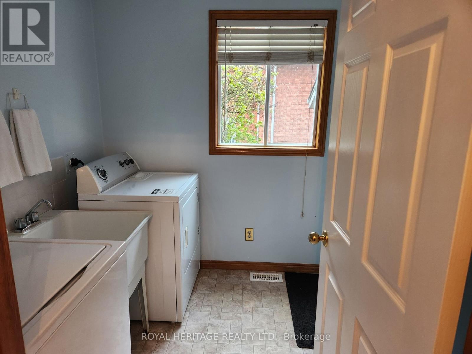 












1534 SCOLLARD CRESCENT

,
Peterborough (Ashburnham Ward 4),




Ontario
K9H7L1

