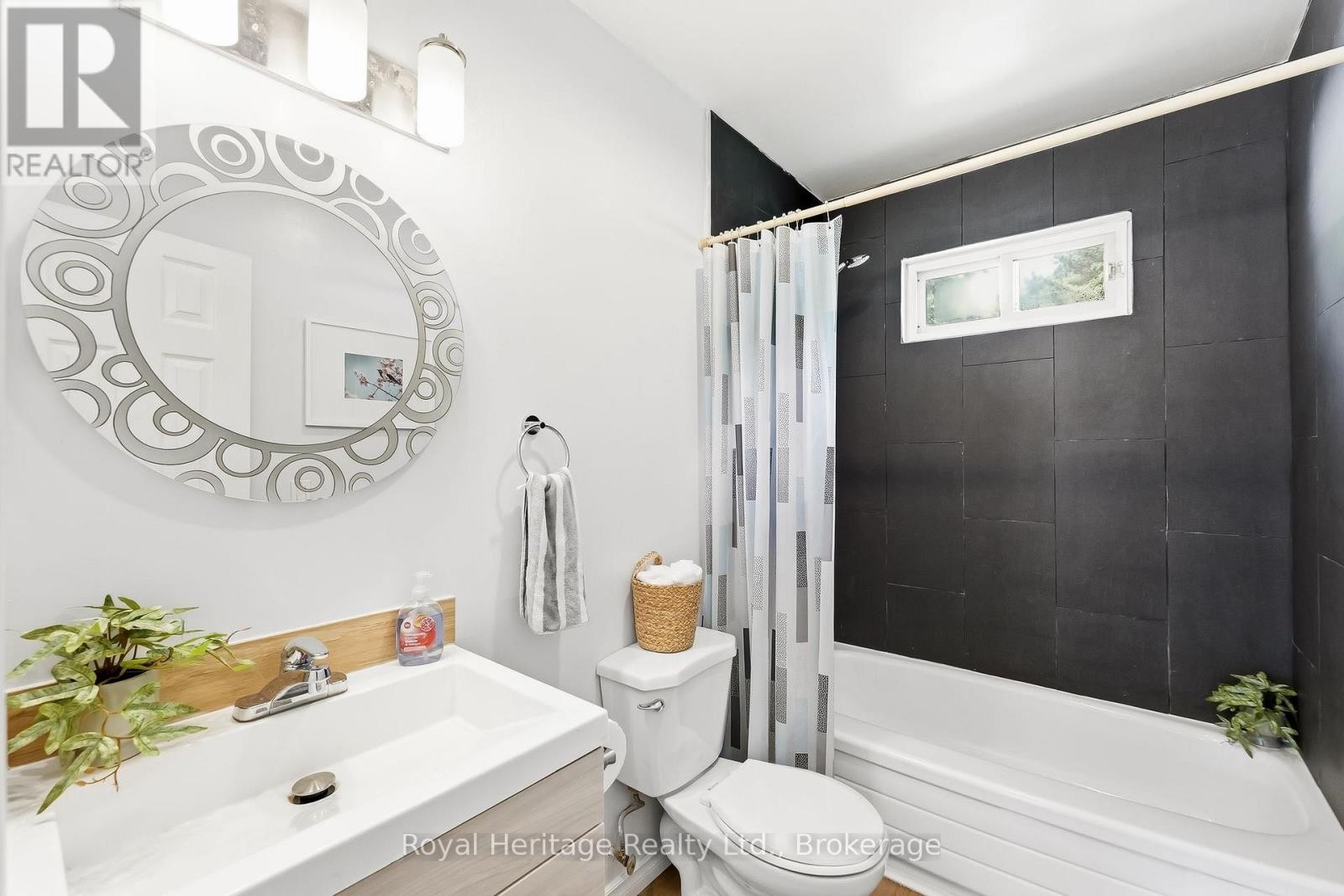 












918 SMITH STREET

,
Brighton,




Ontario
K0K1H0


