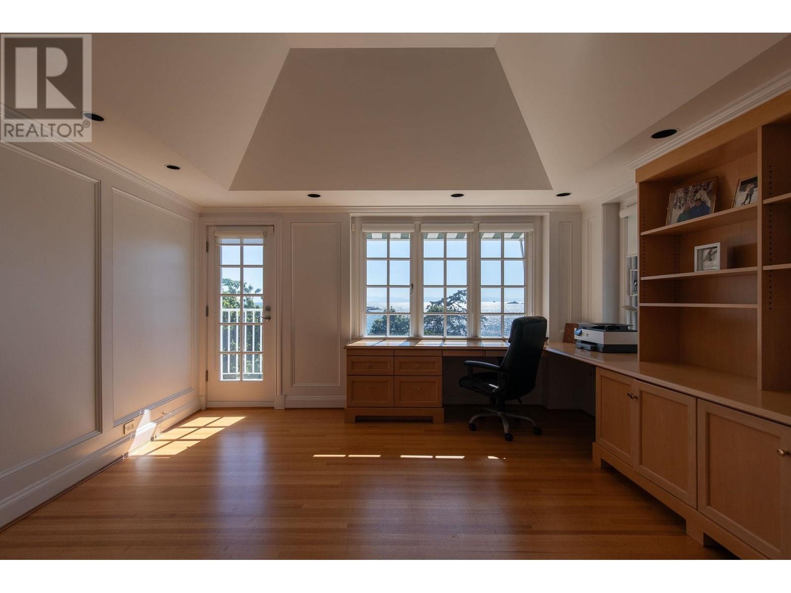 












5240 MARINE DRIVE

,
West Vancouver,




British Columbia
V7W2P8

