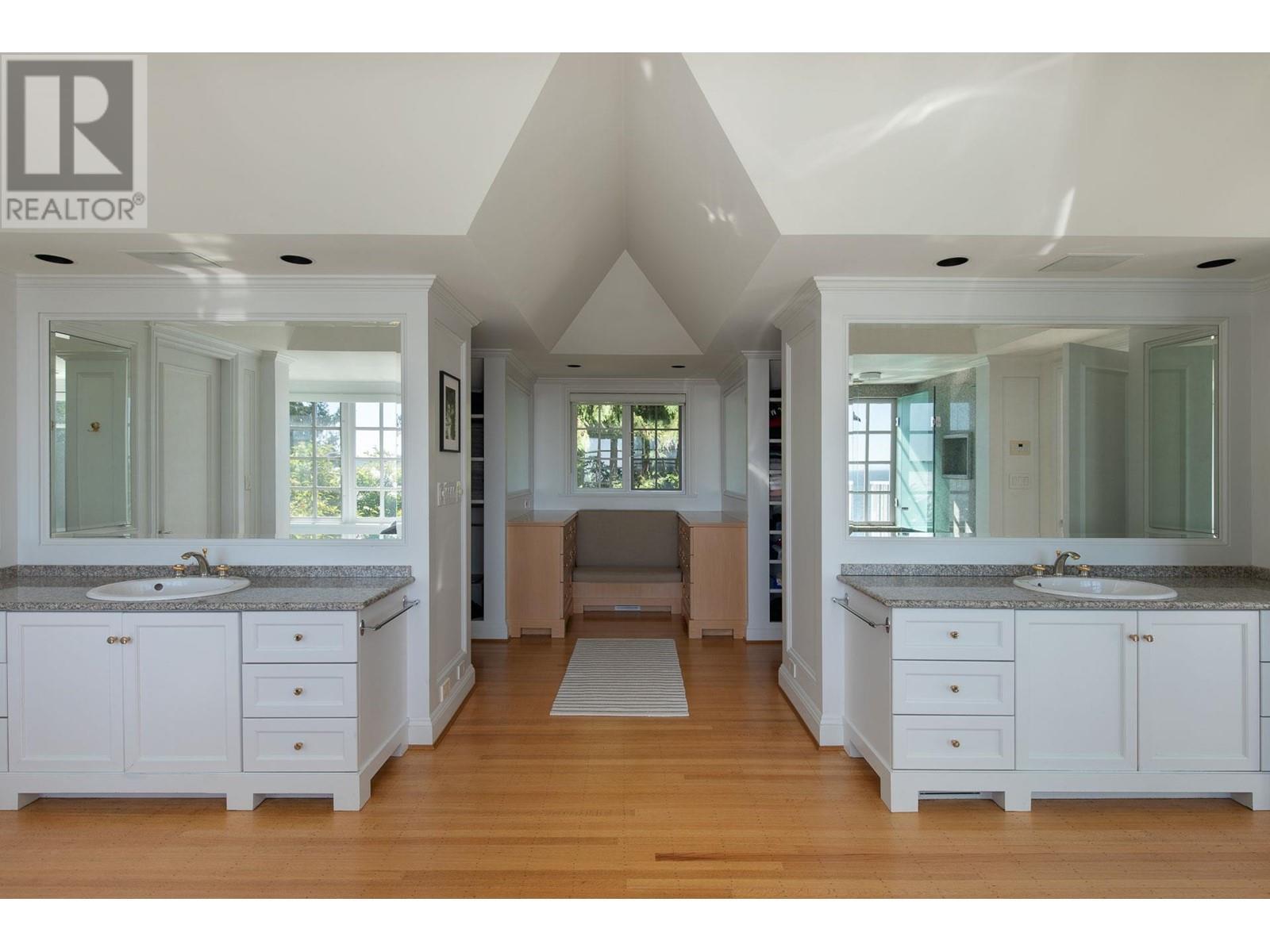 












5240 MARINE DRIVE

,
West Vancouver,




British Columbia
V7W2P8

