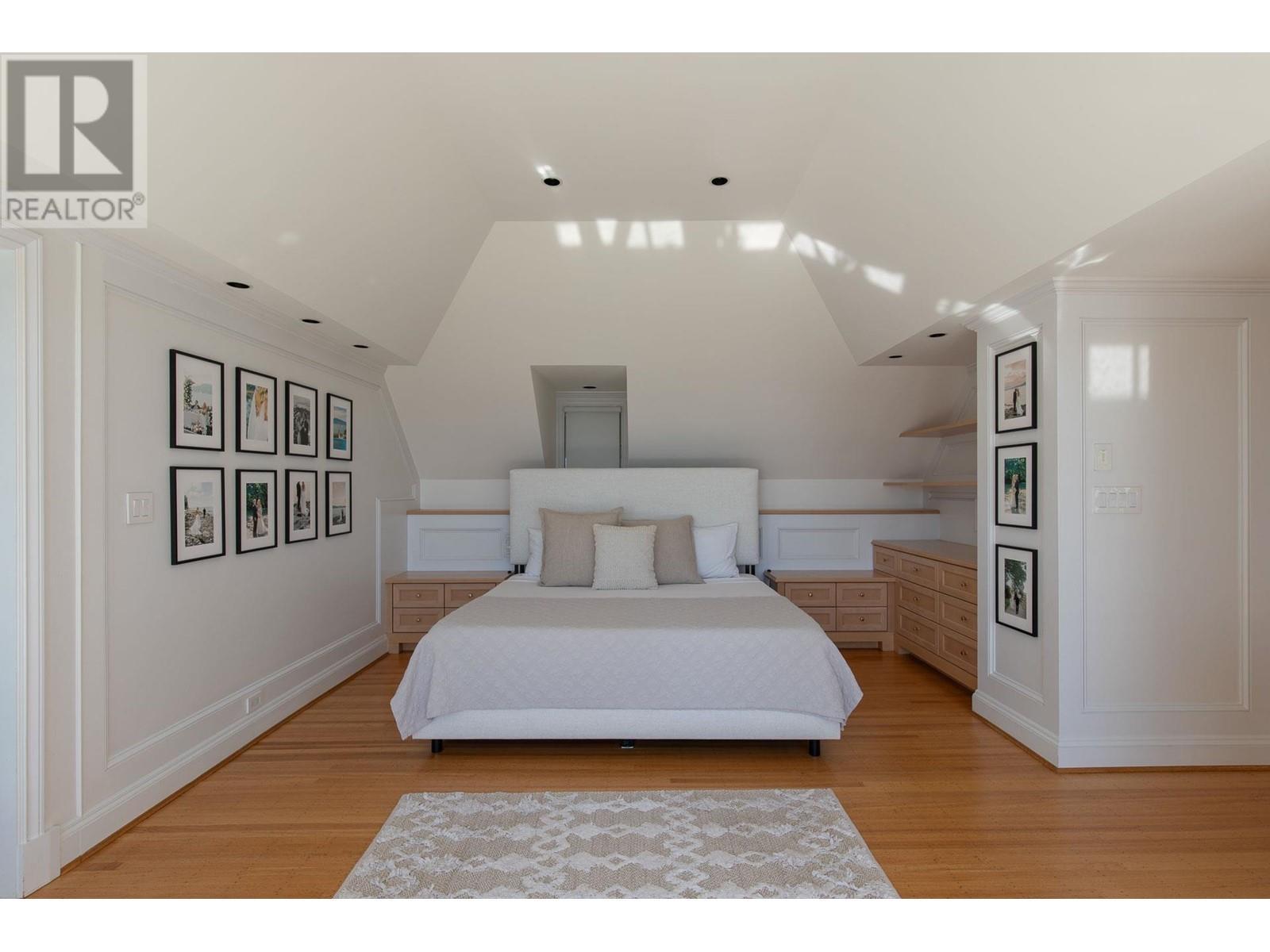 












5240 MARINE DRIVE

,
West Vancouver,




British Columbia
V7W2P8

