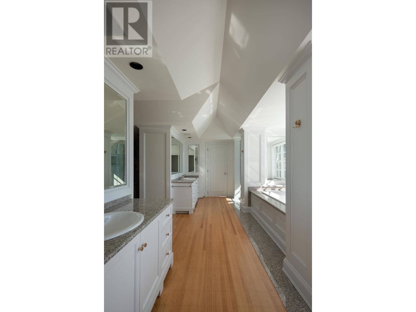 












5240 MARINE DRIVE

,
West Vancouver,




British Columbia
V7W2P8

