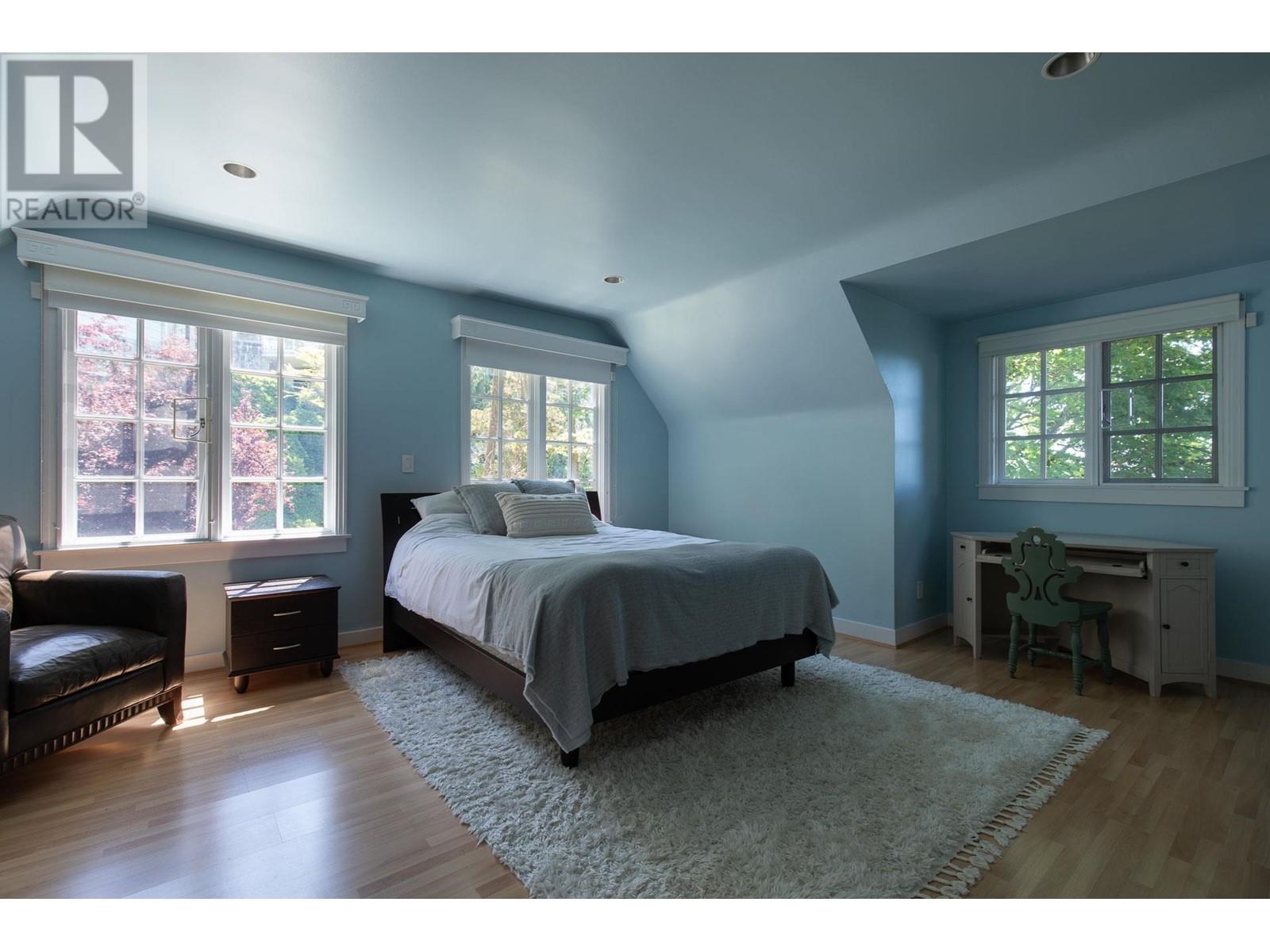 












5240 MARINE DRIVE

,
West Vancouver,




British Columbia
V7W2P8

