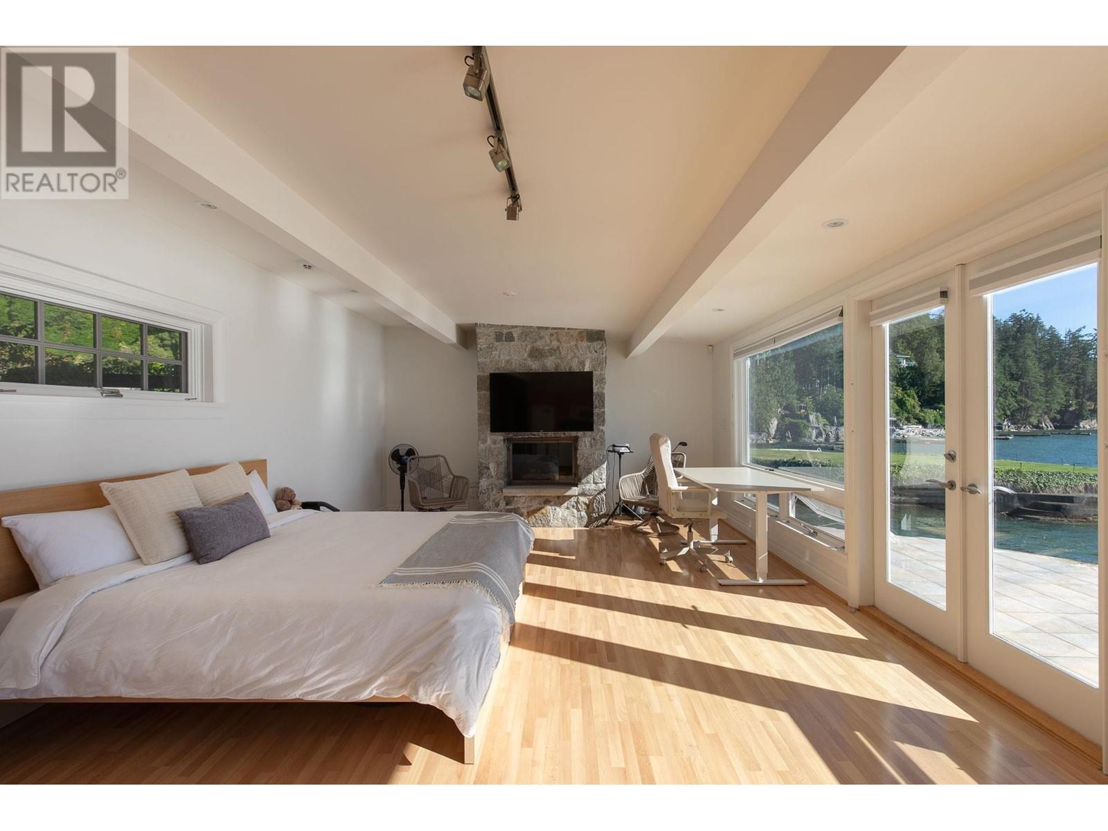 












5240 MARINE DRIVE

,
West Vancouver,




British Columbia
V7W2P8

