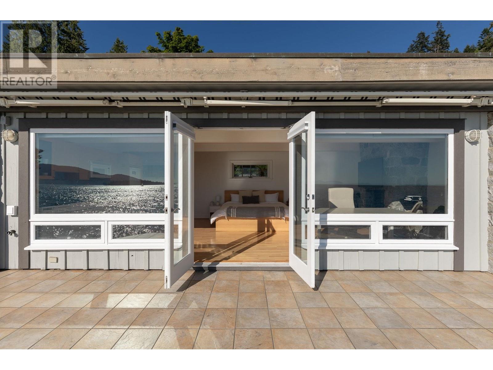 












5240 MARINE DRIVE

,
West Vancouver,




British Columbia
V7W2P8

