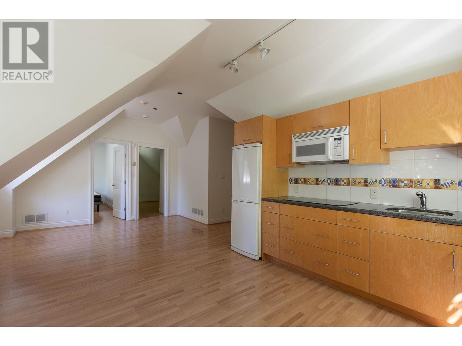 












5240 MARINE DRIVE

,
West Vancouver,




British Columbia
V7W2P8

