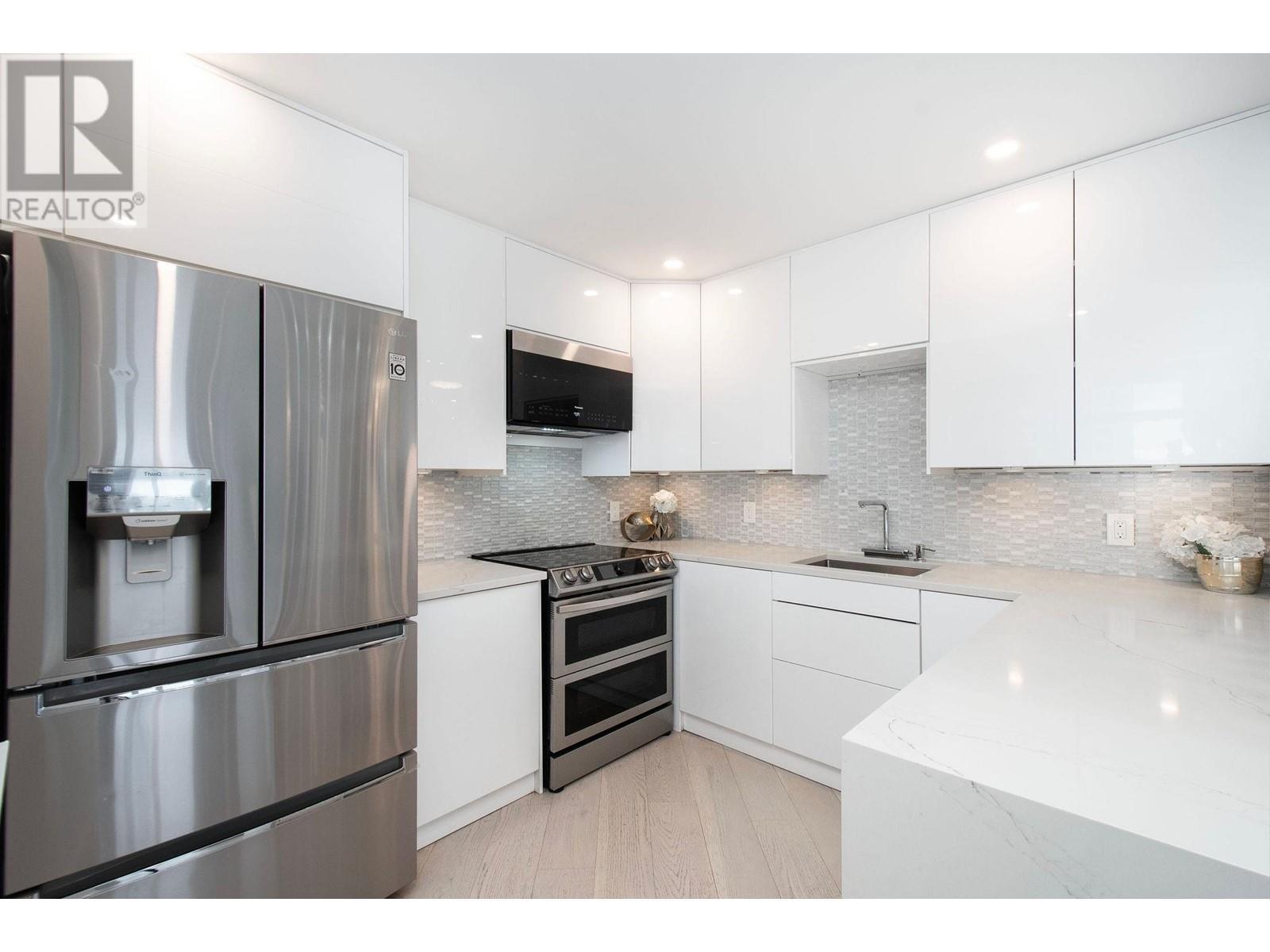 












2201 907 BEACH AVENUE

,
Vancouver,




British Columbia
V6Z2R3

