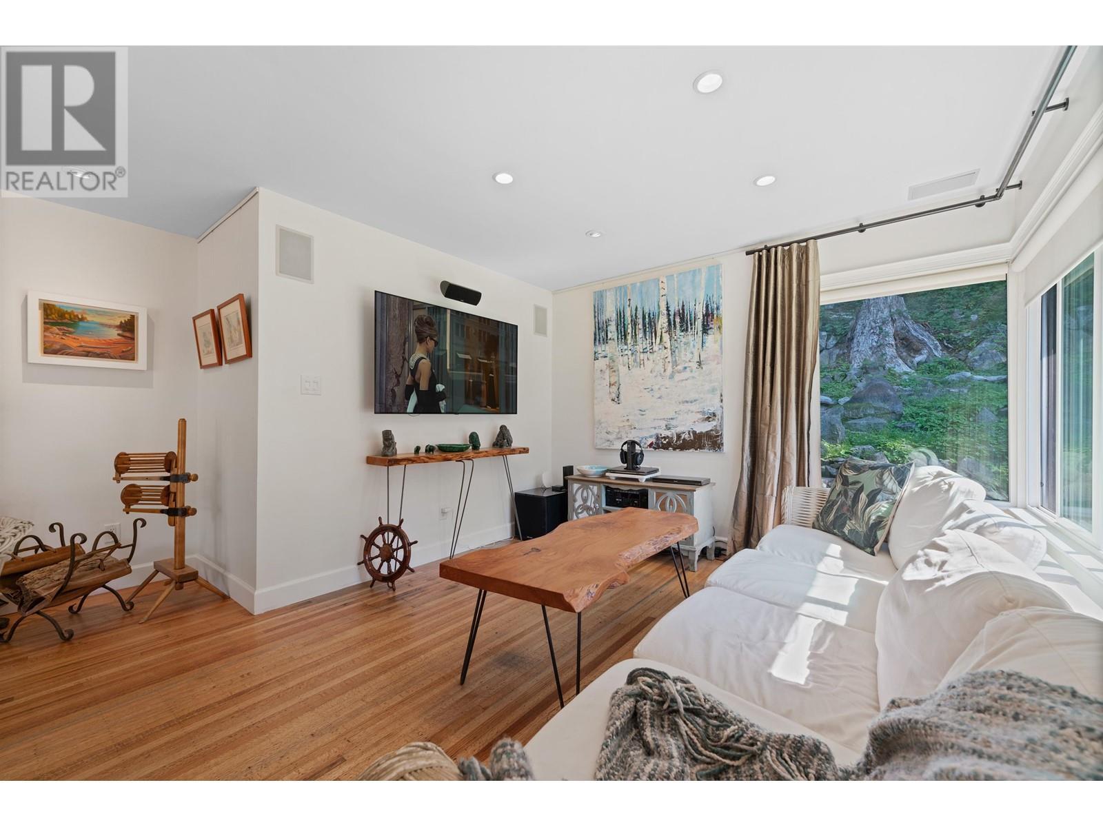 












5475 GREENLEAF ROAD

,
West Vancouver,




British Columbia
V7W1N5

