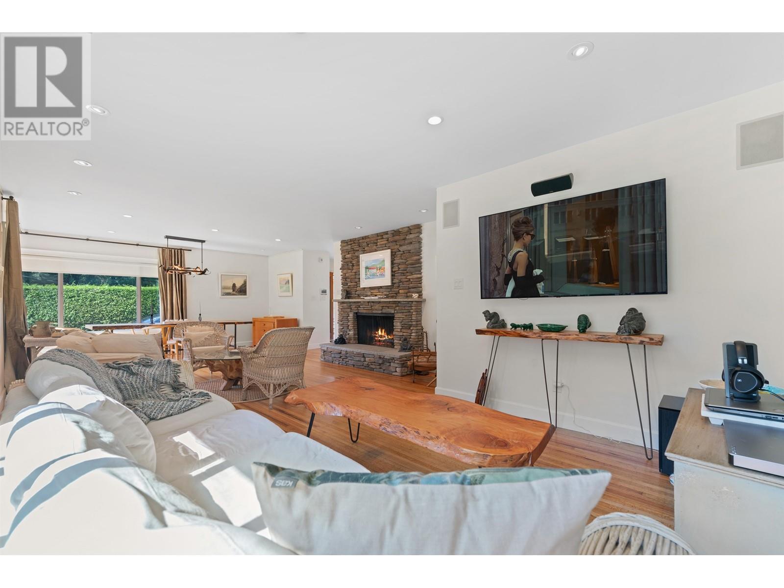 












5475 GREENLEAF ROAD

,
West Vancouver,




British Columbia
V7W1N5

