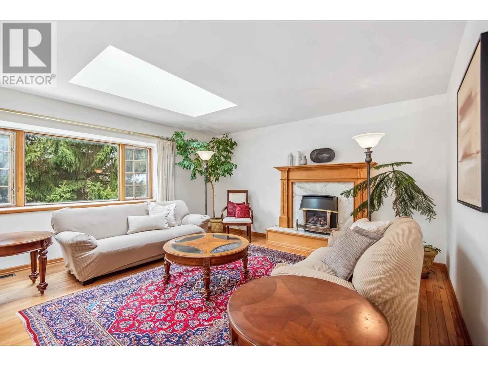 












628 E 9TH STREET

,
North Vancouver,




British Columbia
V7L2B7

