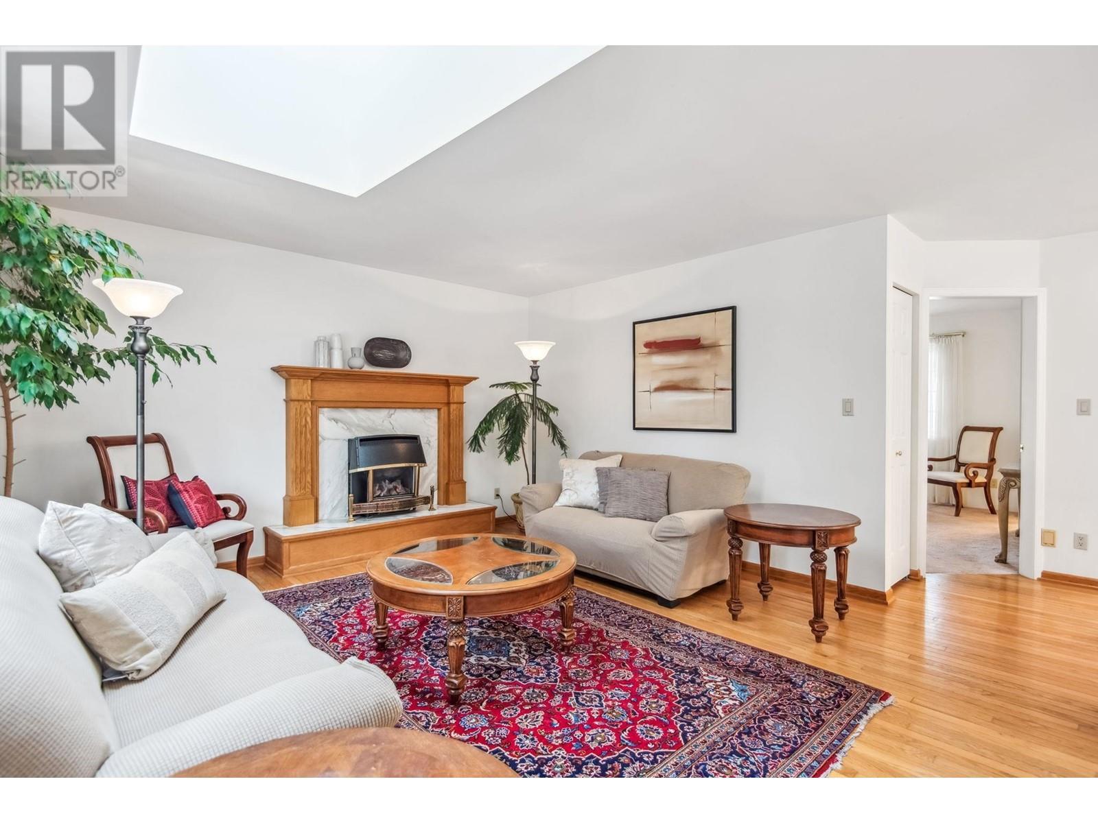 












628 E 9TH STREET

,
North Vancouver,




British Columbia
V7L2B7

