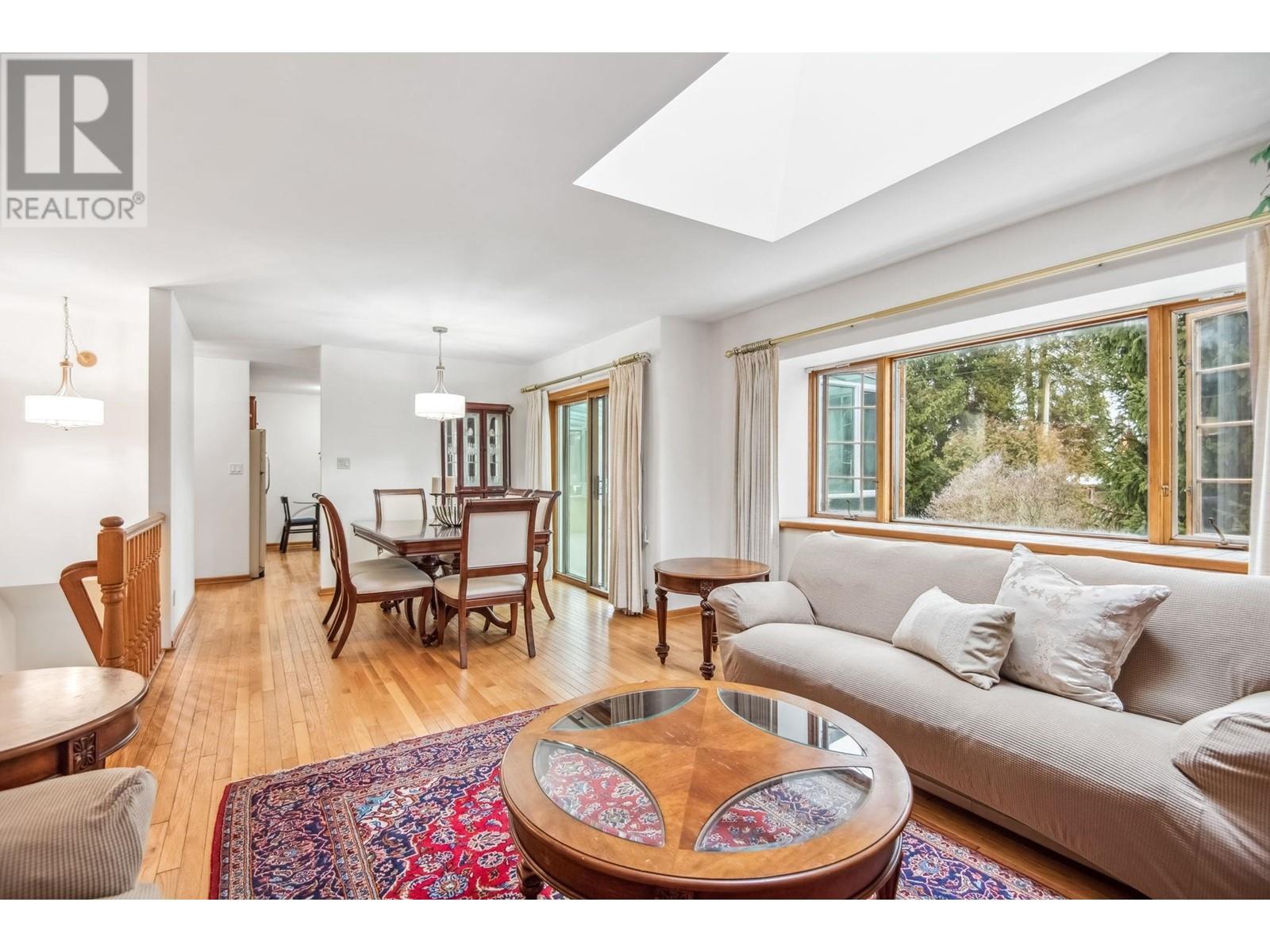 












628 E 9TH STREET

,
North Vancouver,




British Columbia
V7L2B7

