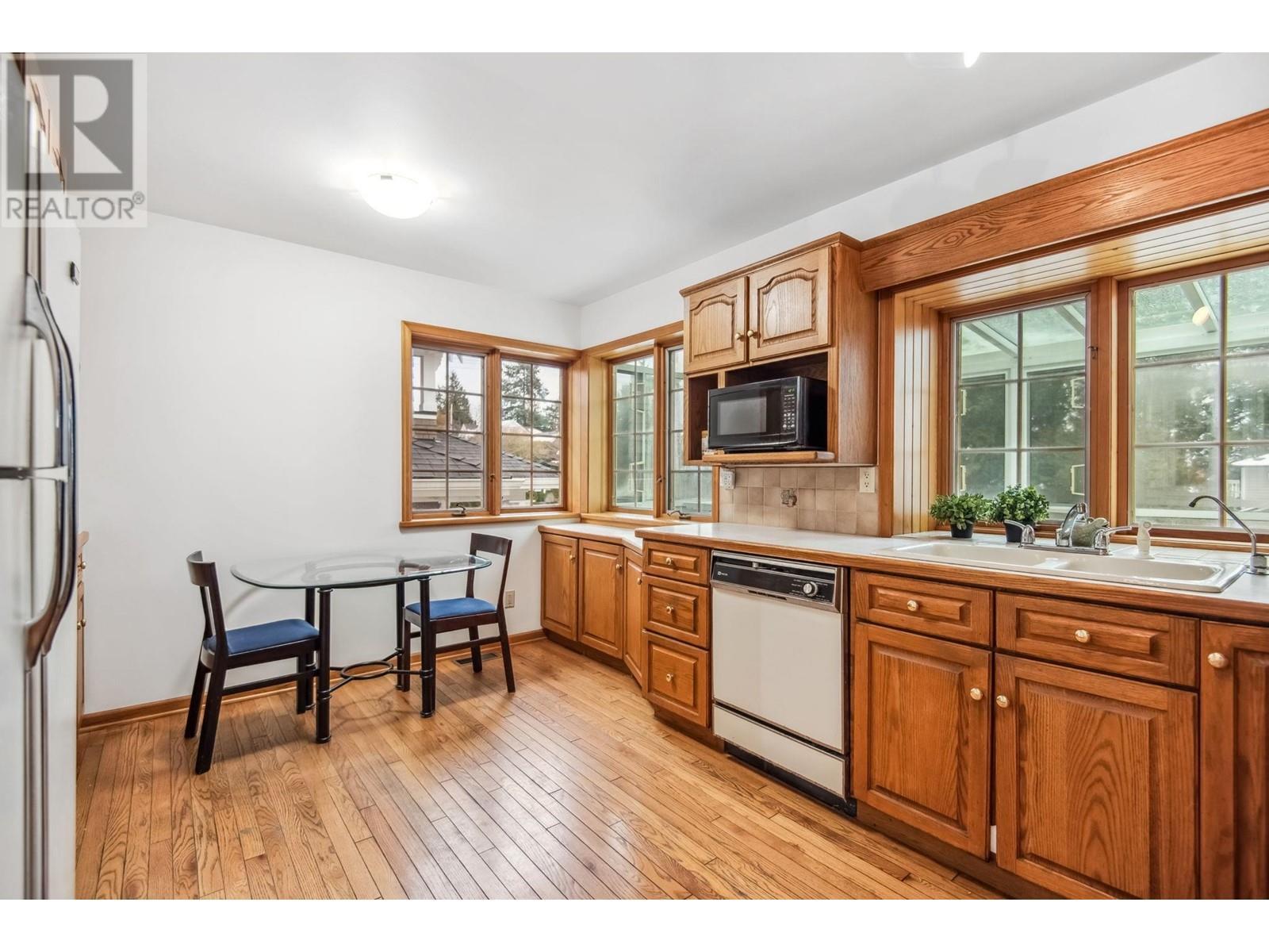 












628 E 9TH STREET

,
North Vancouver,




British Columbia
V7L2B7

