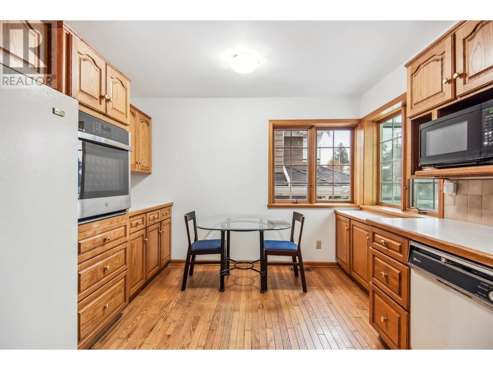












628 E 9TH STREET

,
North Vancouver,




British Columbia
V7L2B7

