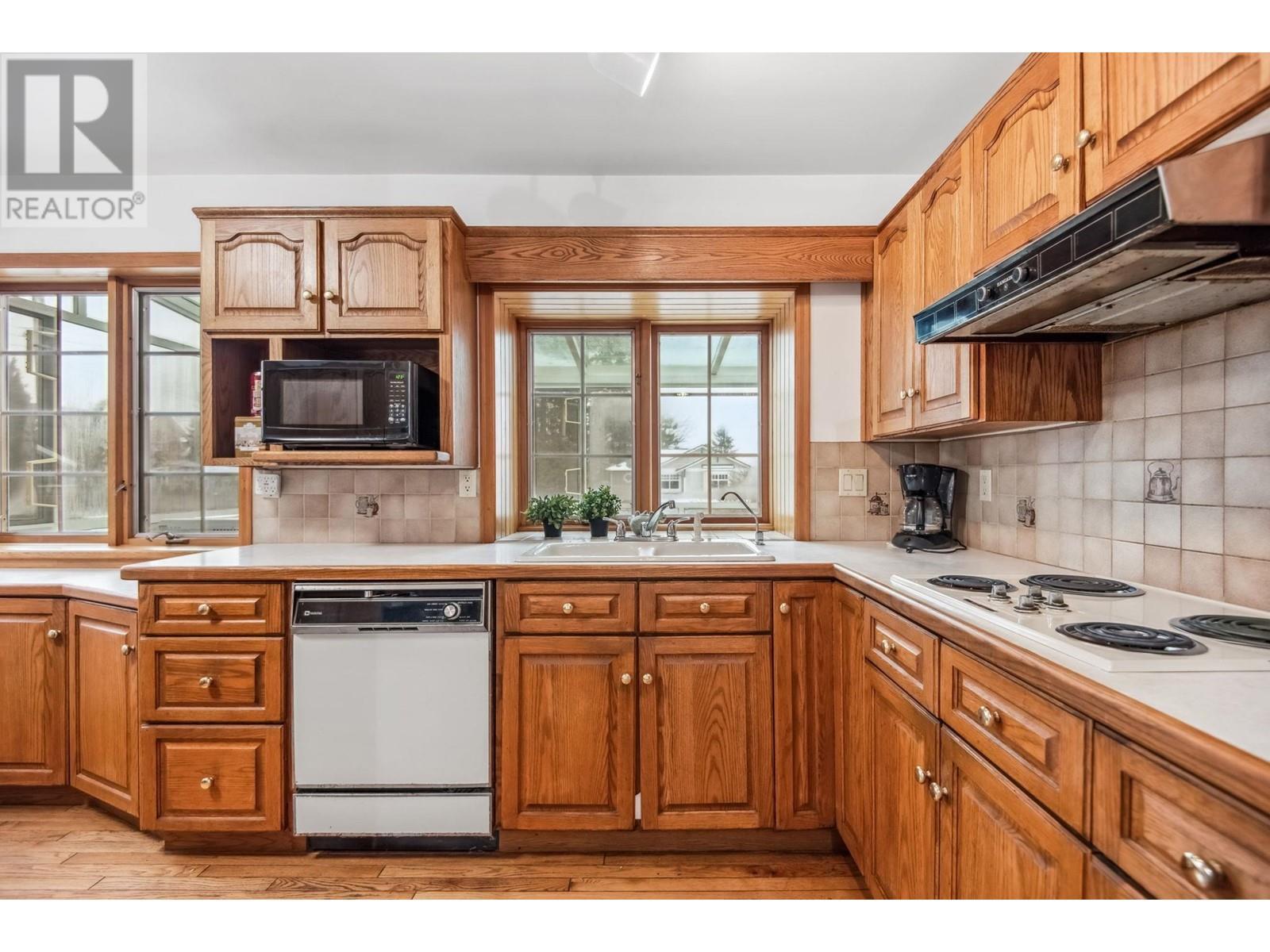 












628 E 9TH STREET

,
North Vancouver,




British Columbia
V7L2B7

