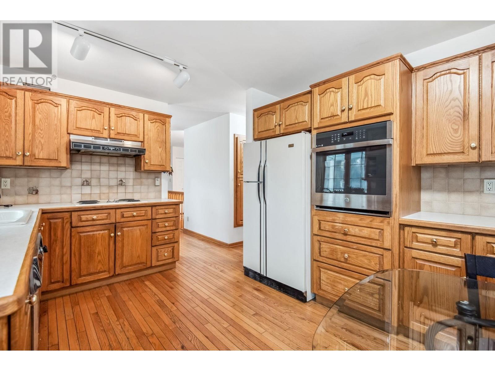 












628 E 9TH STREET

,
North Vancouver,




British Columbia
V7L2B7

