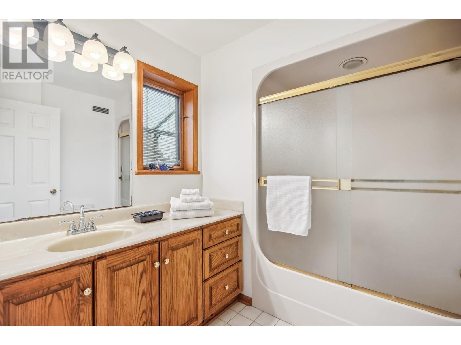 












628 E 9TH STREET

,
North Vancouver,




British Columbia
V7L2B7

