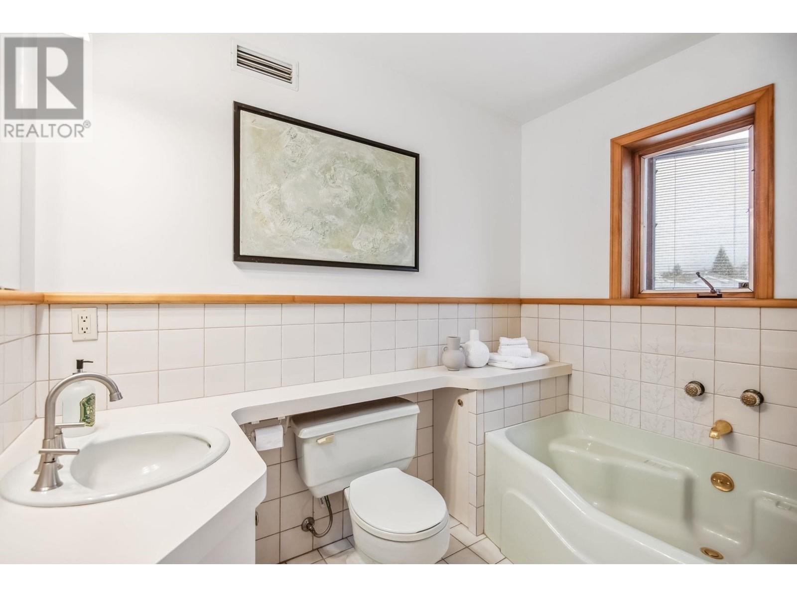 












628 E 9TH STREET

,
North Vancouver,




British Columbia
V7L2B7

