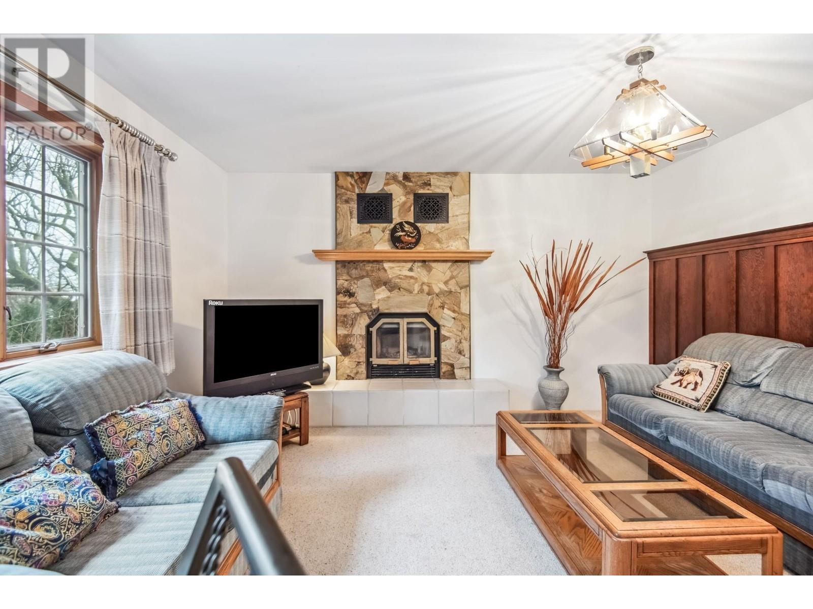 












628 E 9TH STREET

,
North Vancouver,




British Columbia
V7L2B7

