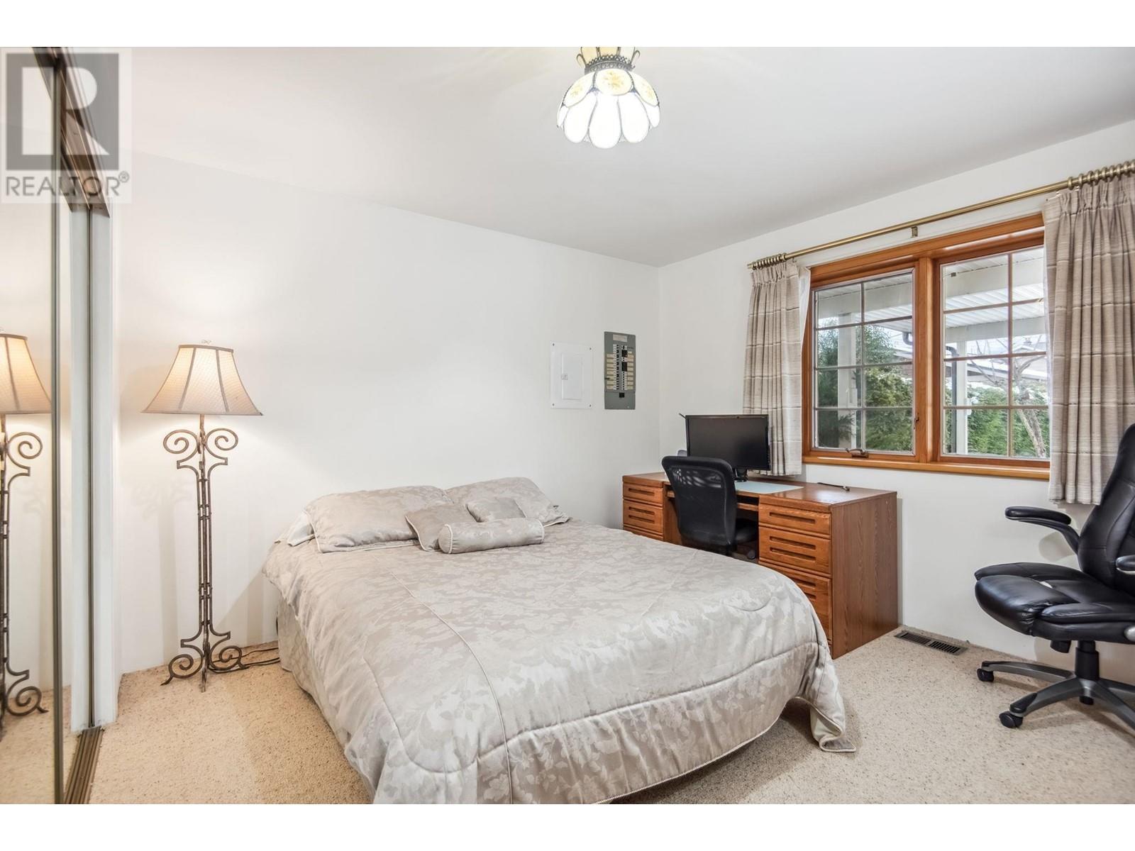 












628 E 9TH STREET

,
North Vancouver,




British Columbia
V7L2B7

