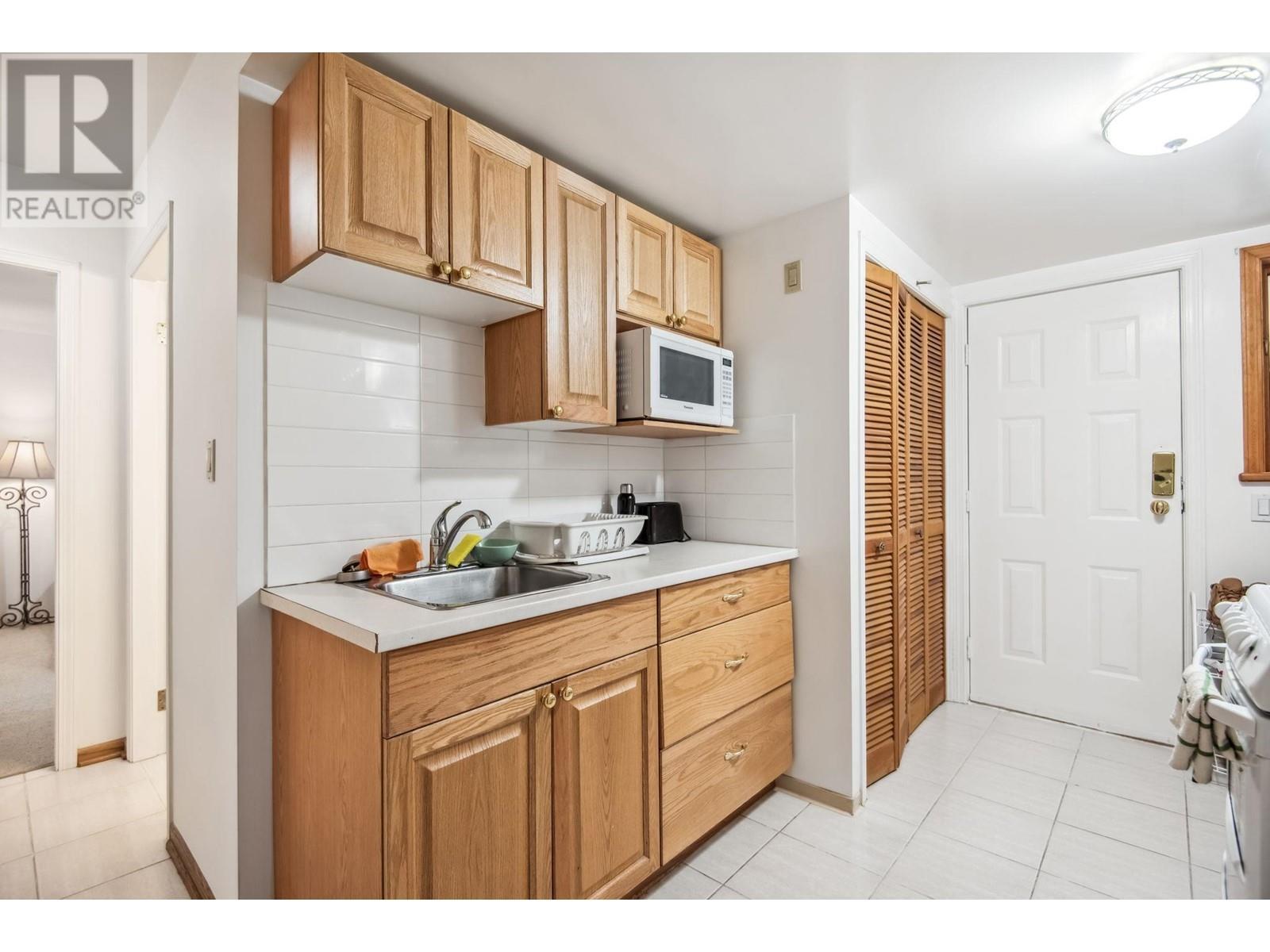 












628 E 9TH STREET

,
North Vancouver,




British Columbia
V7L2B7

