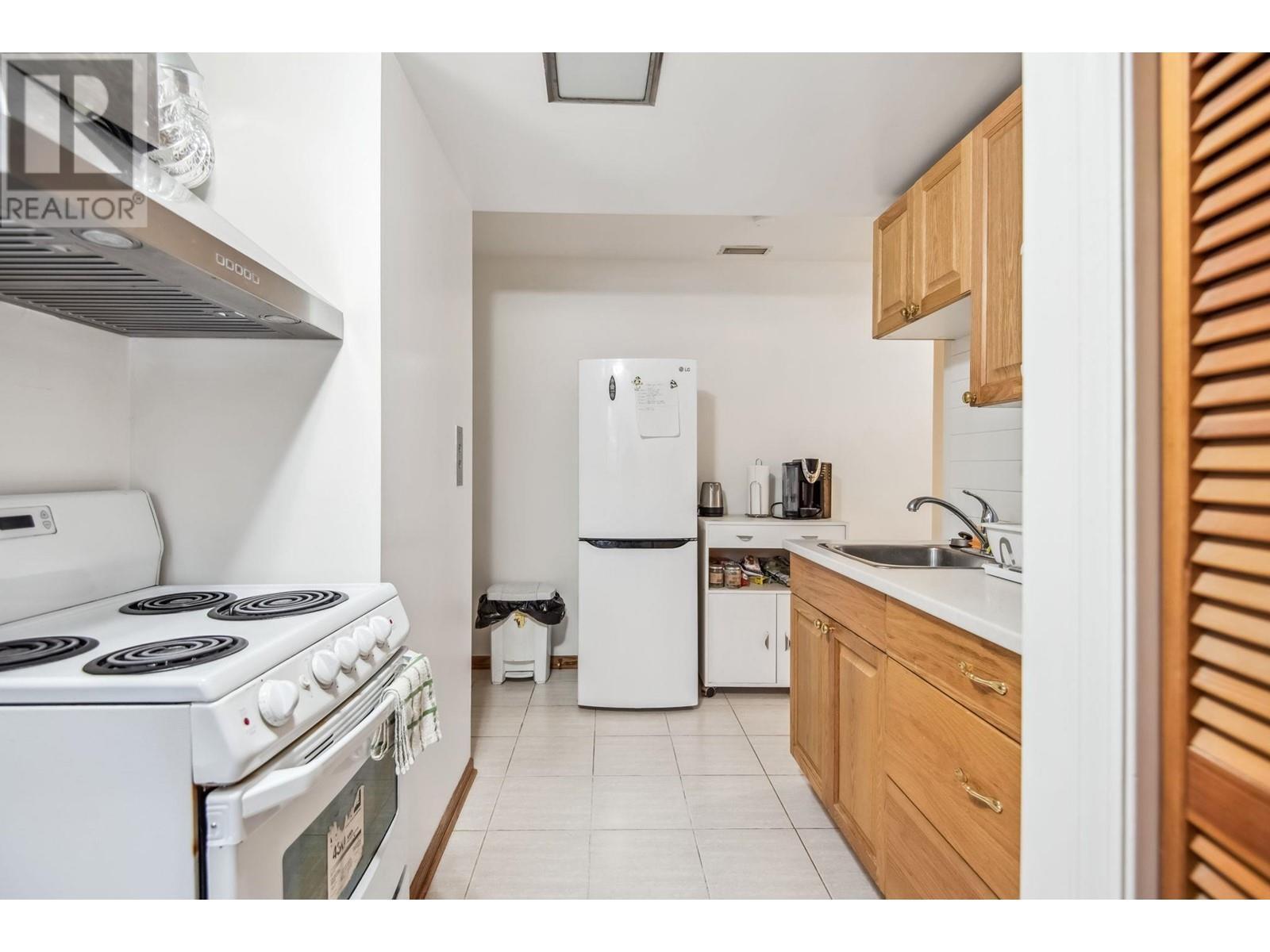 












628 E 9TH STREET

,
North Vancouver,




British Columbia
V7L2B7

