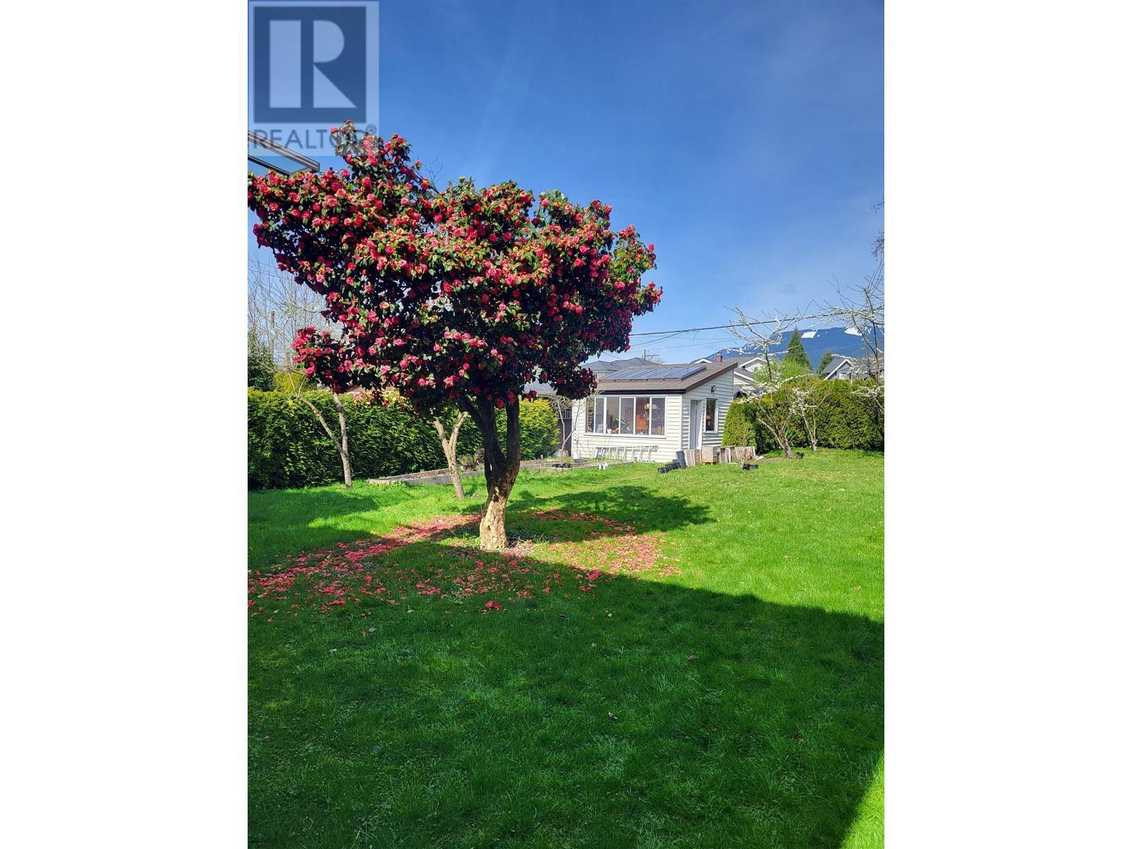 












628 E 9TH STREET

,
North Vancouver,




British Columbia
V7L2B7

