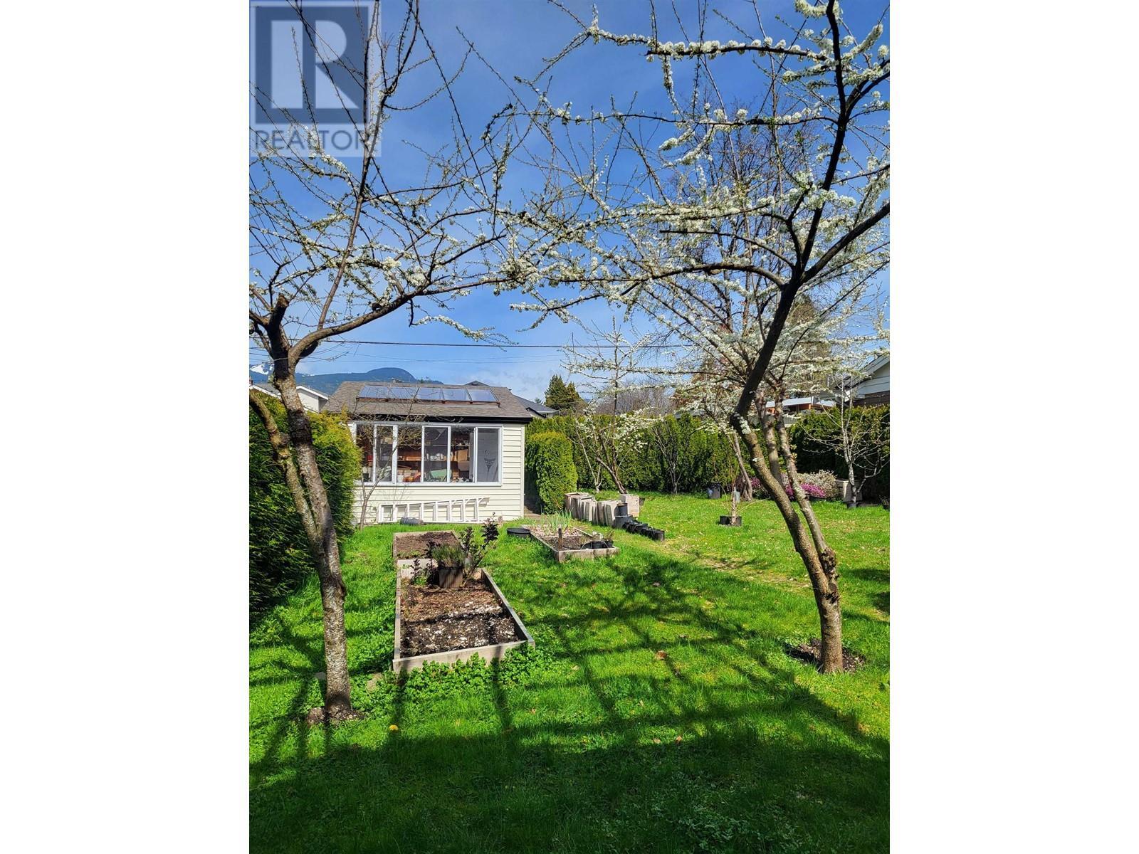 












628 E 9TH STREET

,
North Vancouver,




British Columbia
V7L2B7

