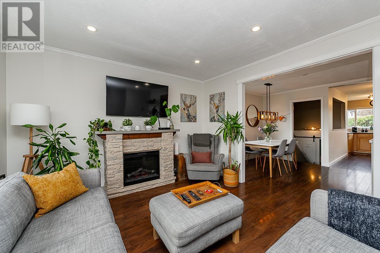 












328 E 16TH STREET

,
North Vancouver,




British Columbia
V7L2T2

