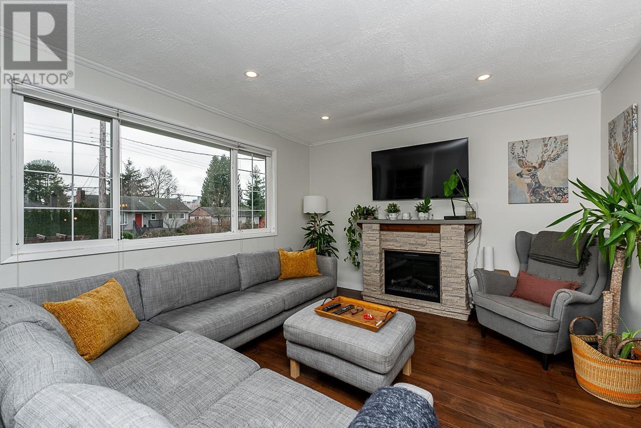 












328 E 16TH STREET

,
North Vancouver,




British Columbia
V7L2T2

