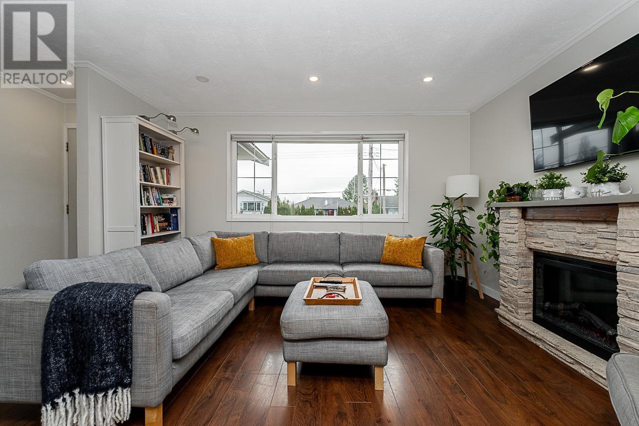 












328 E 16TH STREET

,
North Vancouver,




British Columbia
V7L2T2

