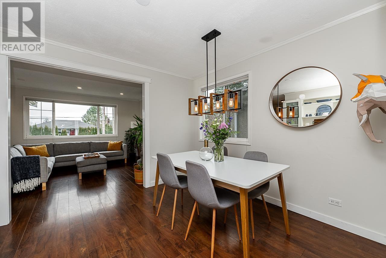 












328 E 16TH STREET

,
North Vancouver,




British Columbia
V7L2T2

