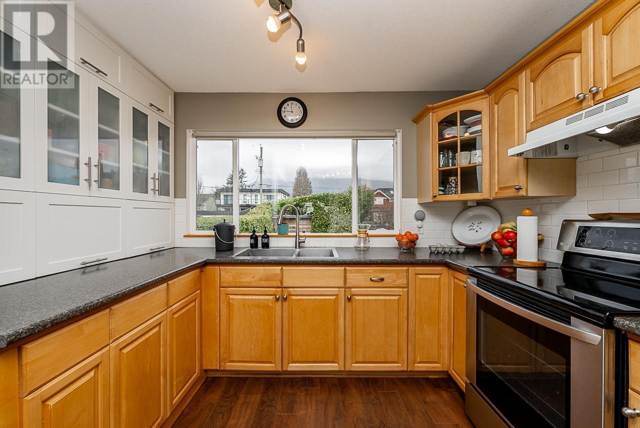 












328 E 16TH STREET

,
North Vancouver,




British Columbia
V7L2T2

