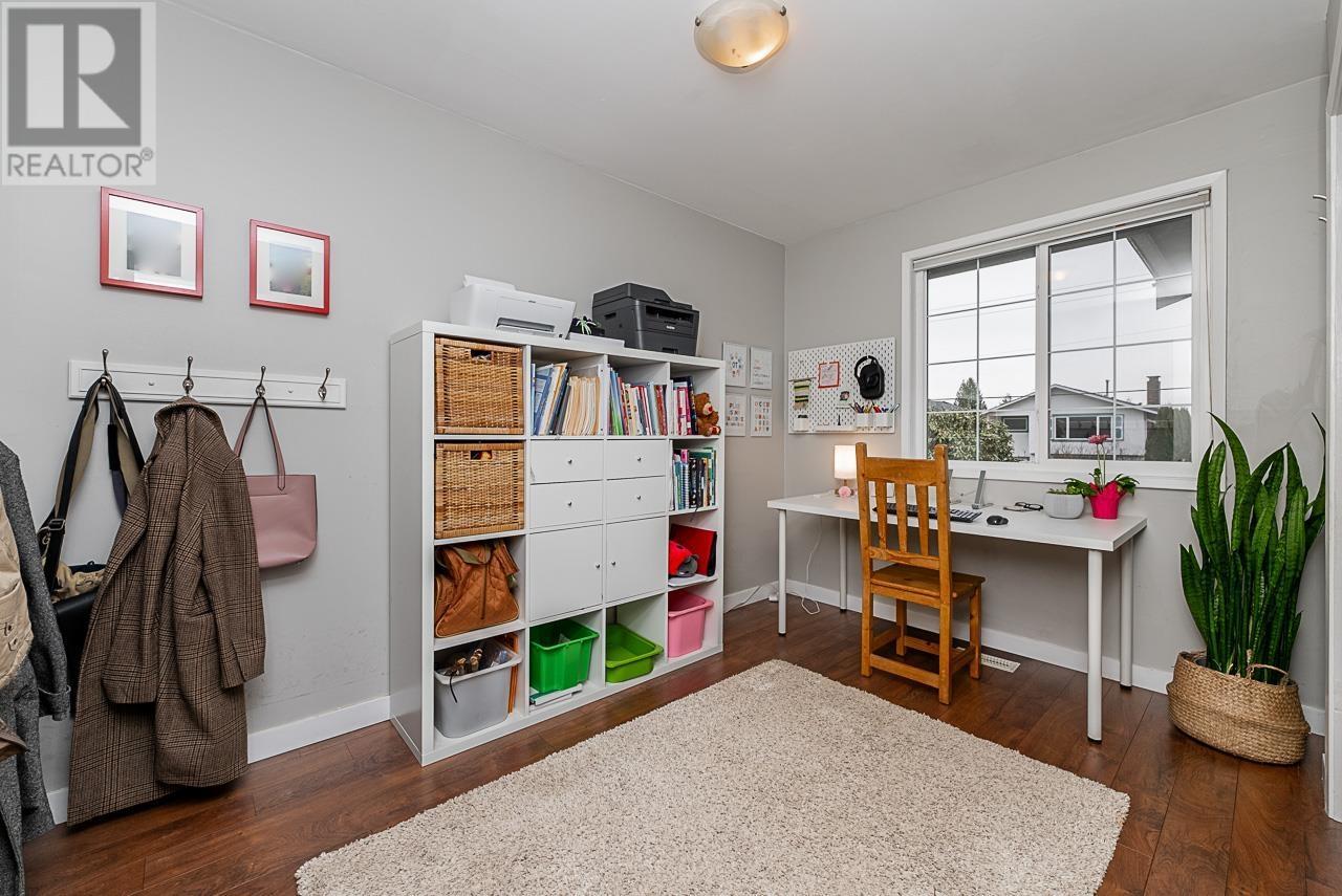 












328 E 16TH STREET

,
North Vancouver,




British Columbia
V7L2T2

