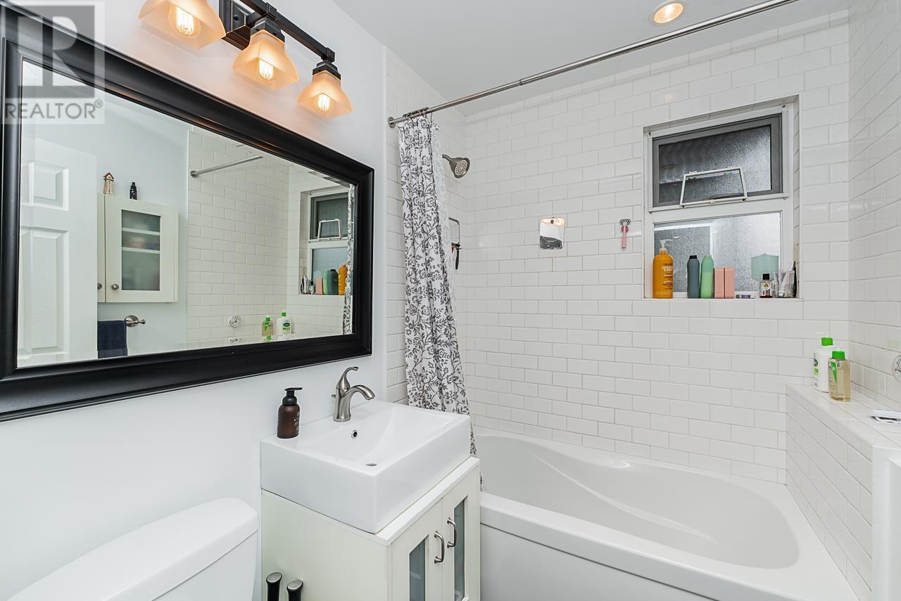 












328 E 16TH STREET

,
North Vancouver,




British Columbia
V7L2T2

