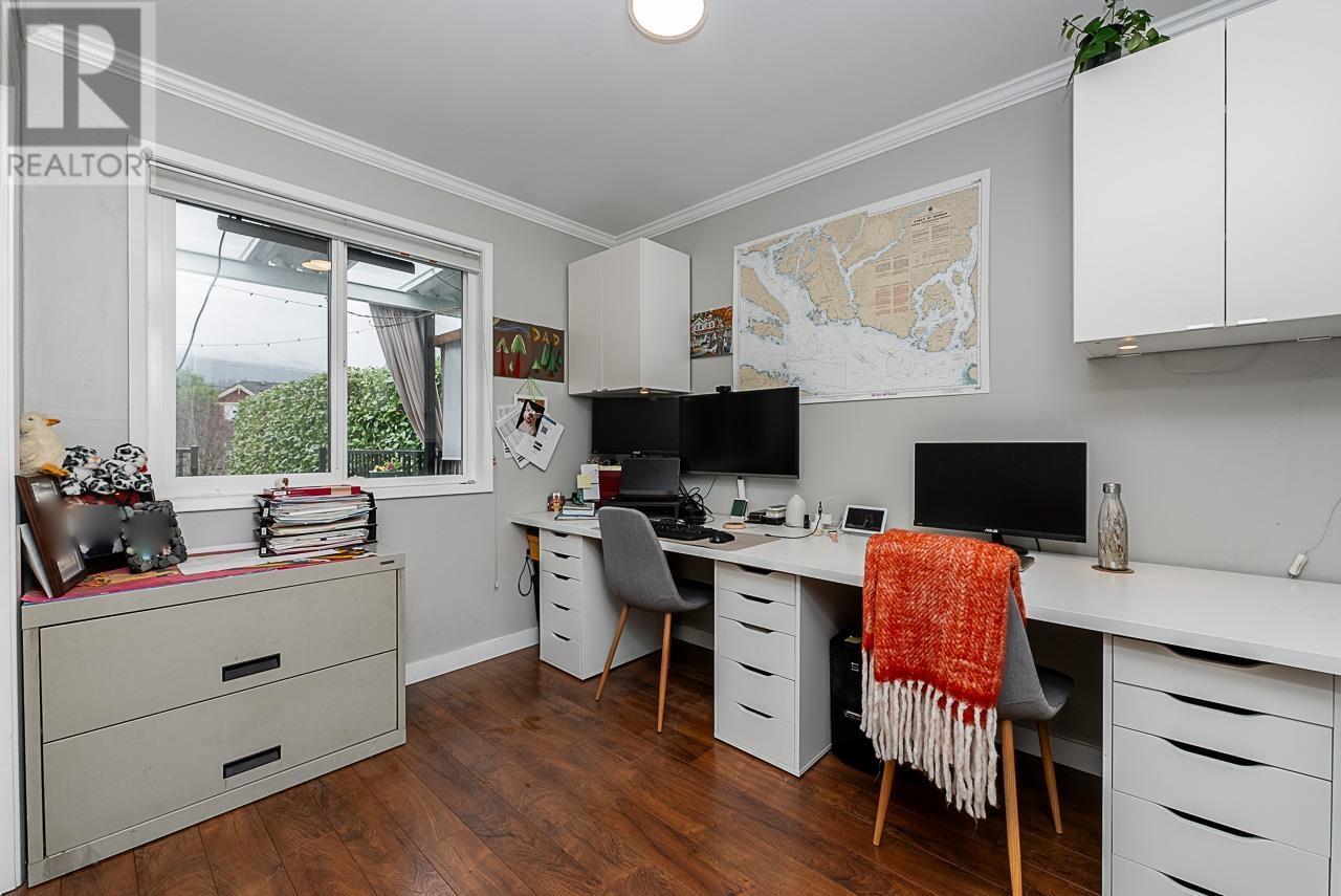












328 E 16TH STREET

,
North Vancouver,




British Columbia
V7L2T2

