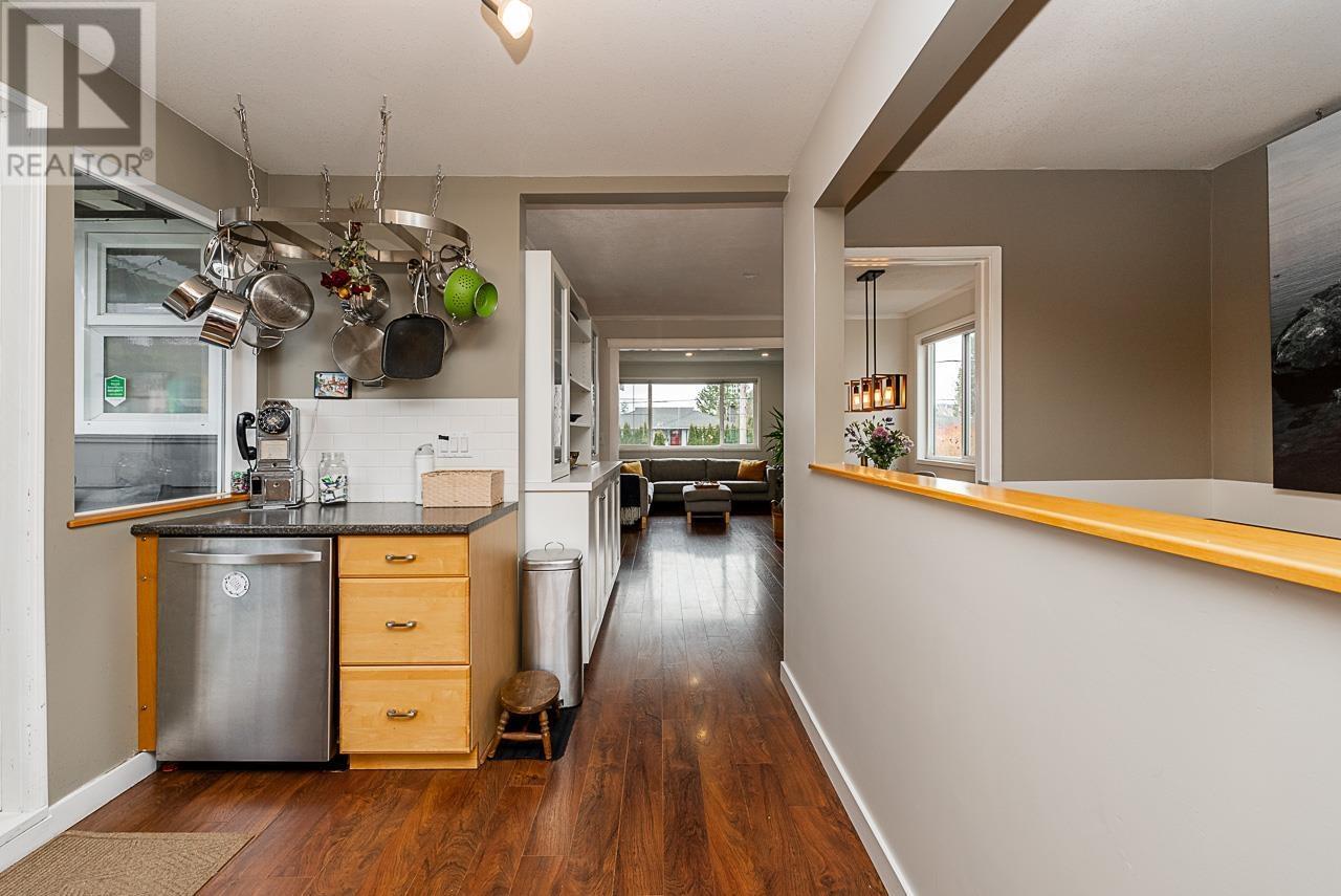 












328 E 16TH STREET

,
North Vancouver,




British Columbia
V7L2T2


