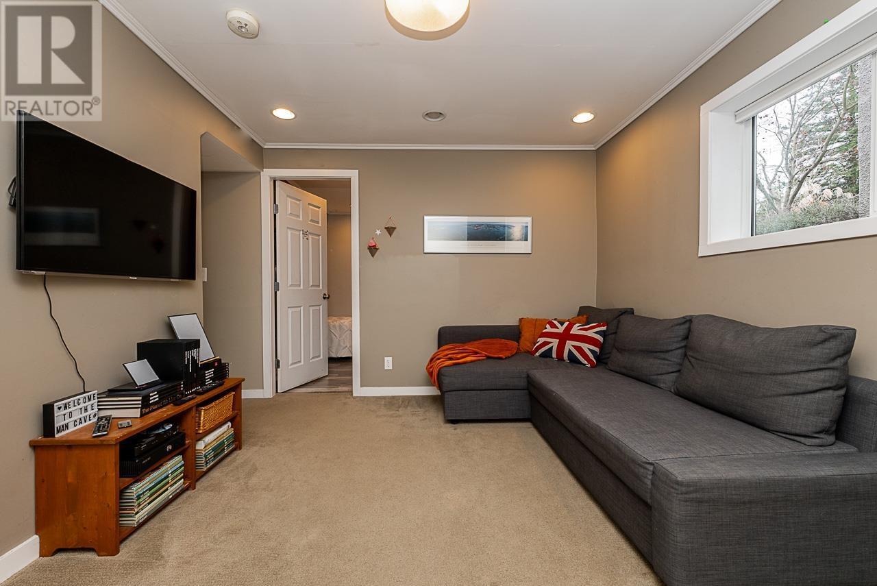 












328 E 16TH STREET

,
North Vancouver,




British Columbia
V7L2T2

