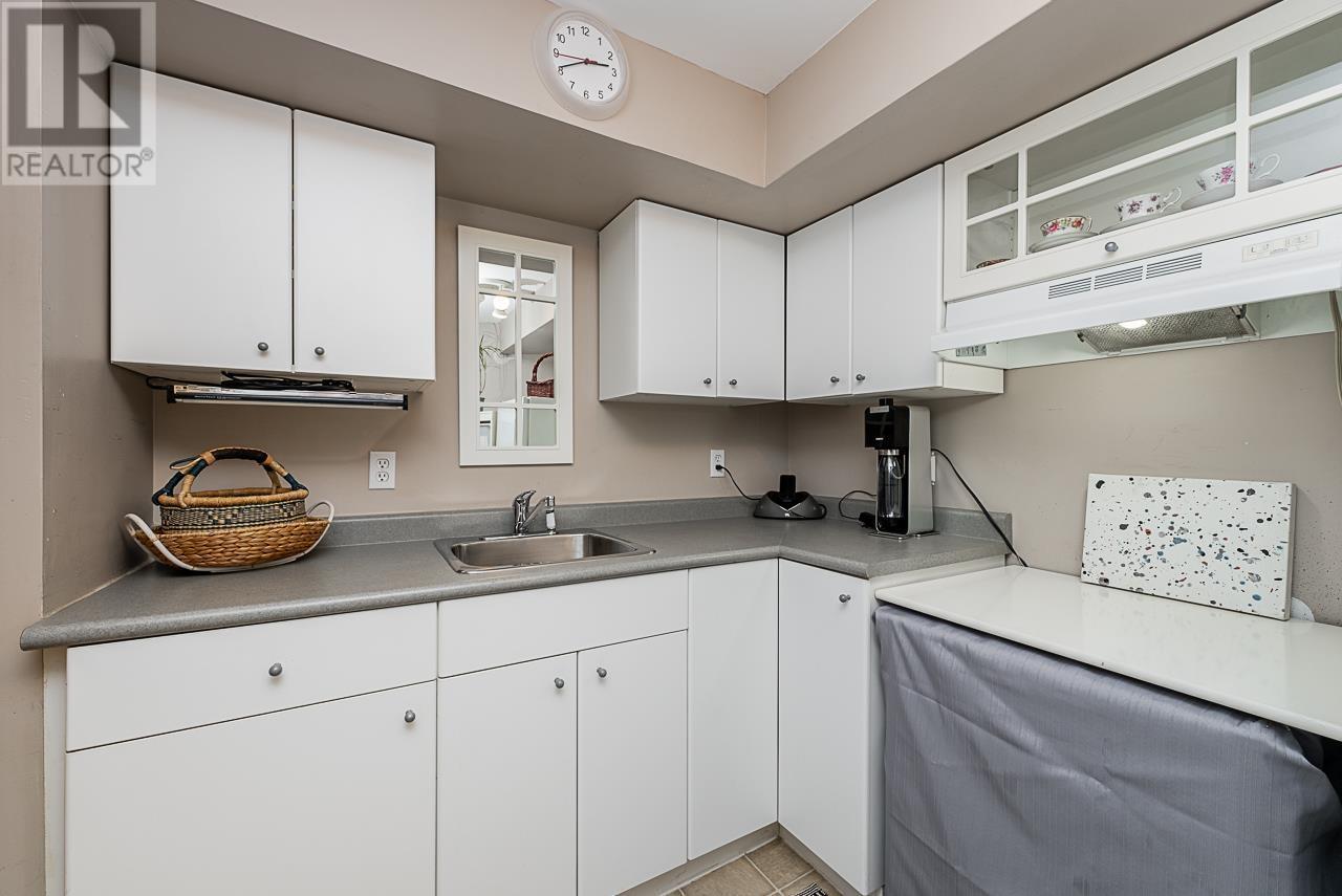 












328 E 16TH STREET

,
North Vancouver,




British Columbia
V7L2T2

