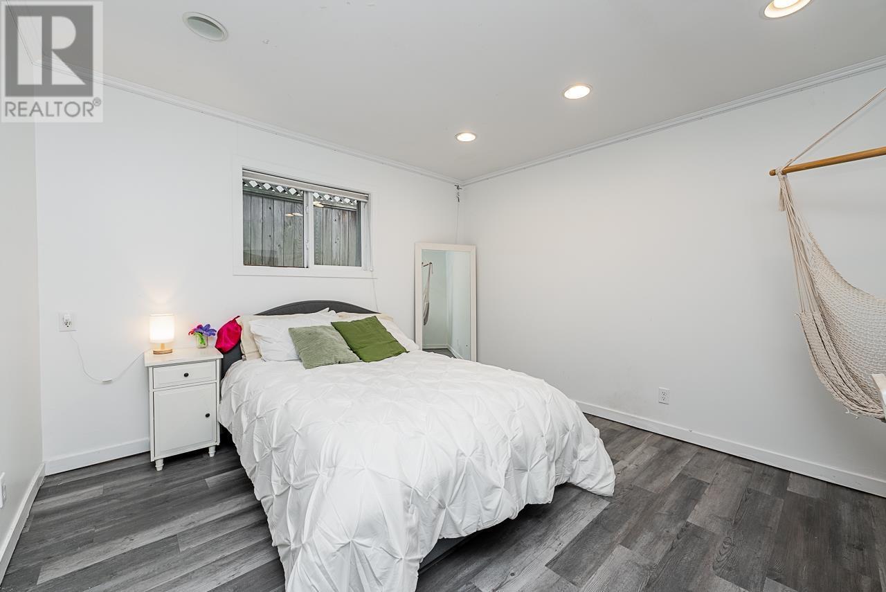 












328 E 16TH STREET

,
North Vancouver,




British Columbia
V7L2T2

