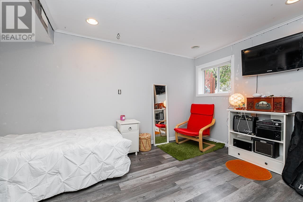 












328 E 16TH STREET

,
North Vancouver,




British Columbia
V7L2T2

