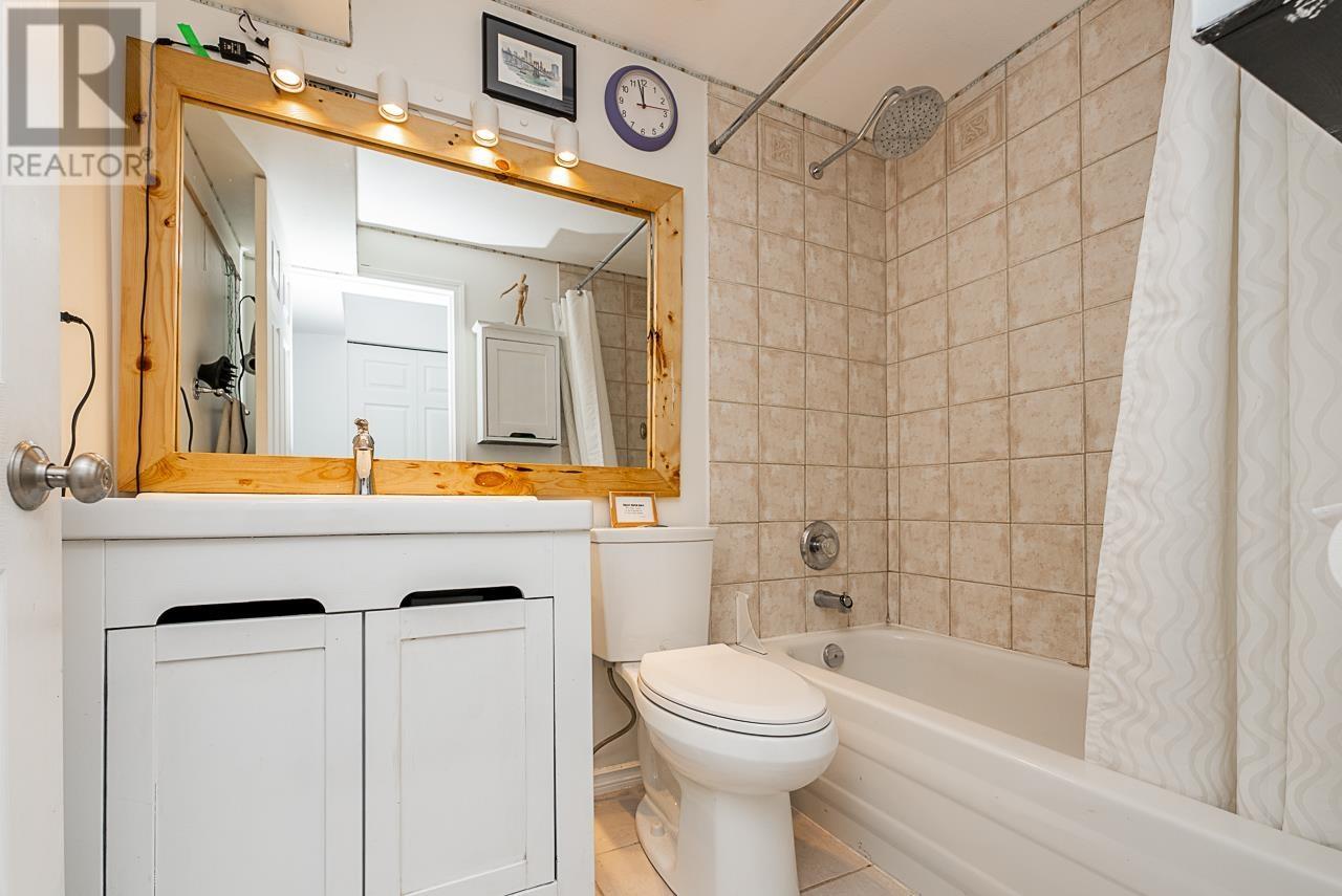 












328 E 16TH STREET

,
North Vancouver,




British Columbia
V7L2T2


