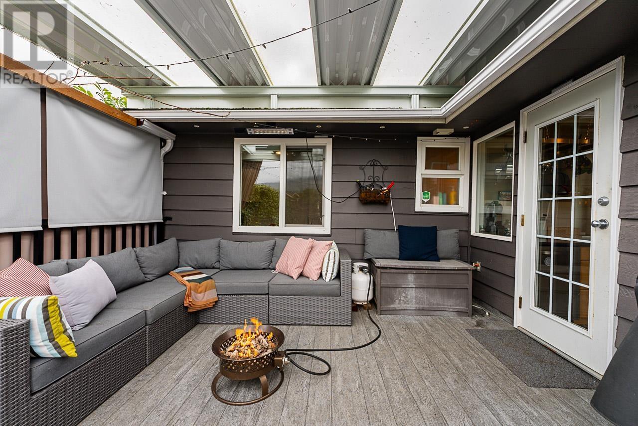 












328 E 16TH STREET

,
North Vancouver,




British Columbia
V7L2T2

